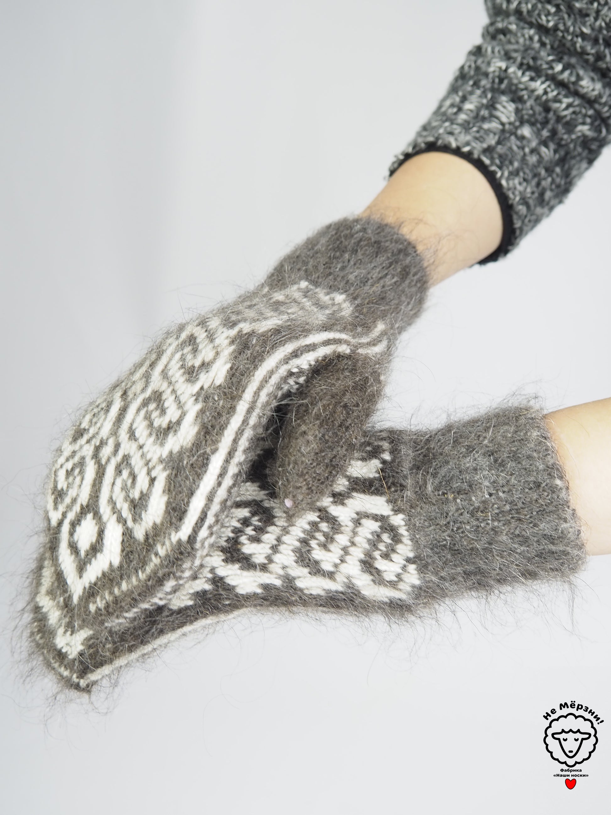 Ornate Wool Mittens, Grey